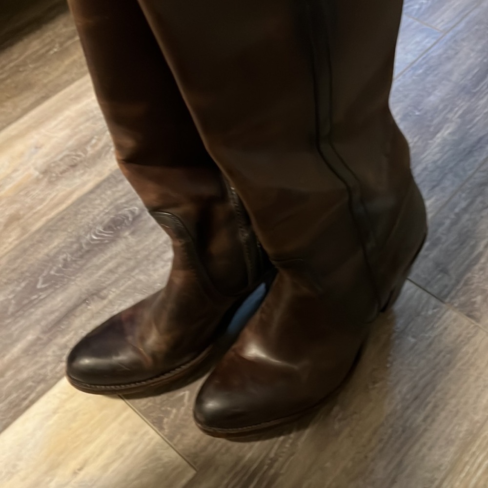 Beloved Frye boots - dark brown, well loved - size 8